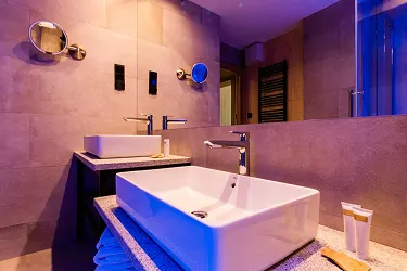 Garten und Entspannungsbereich mit Liegestühlen im Hotel Zalesie Mazury