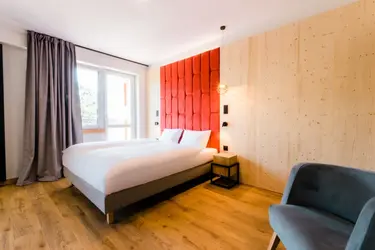 Abendspaziergang in Zalesie Masuren — beleuchtete Gassen